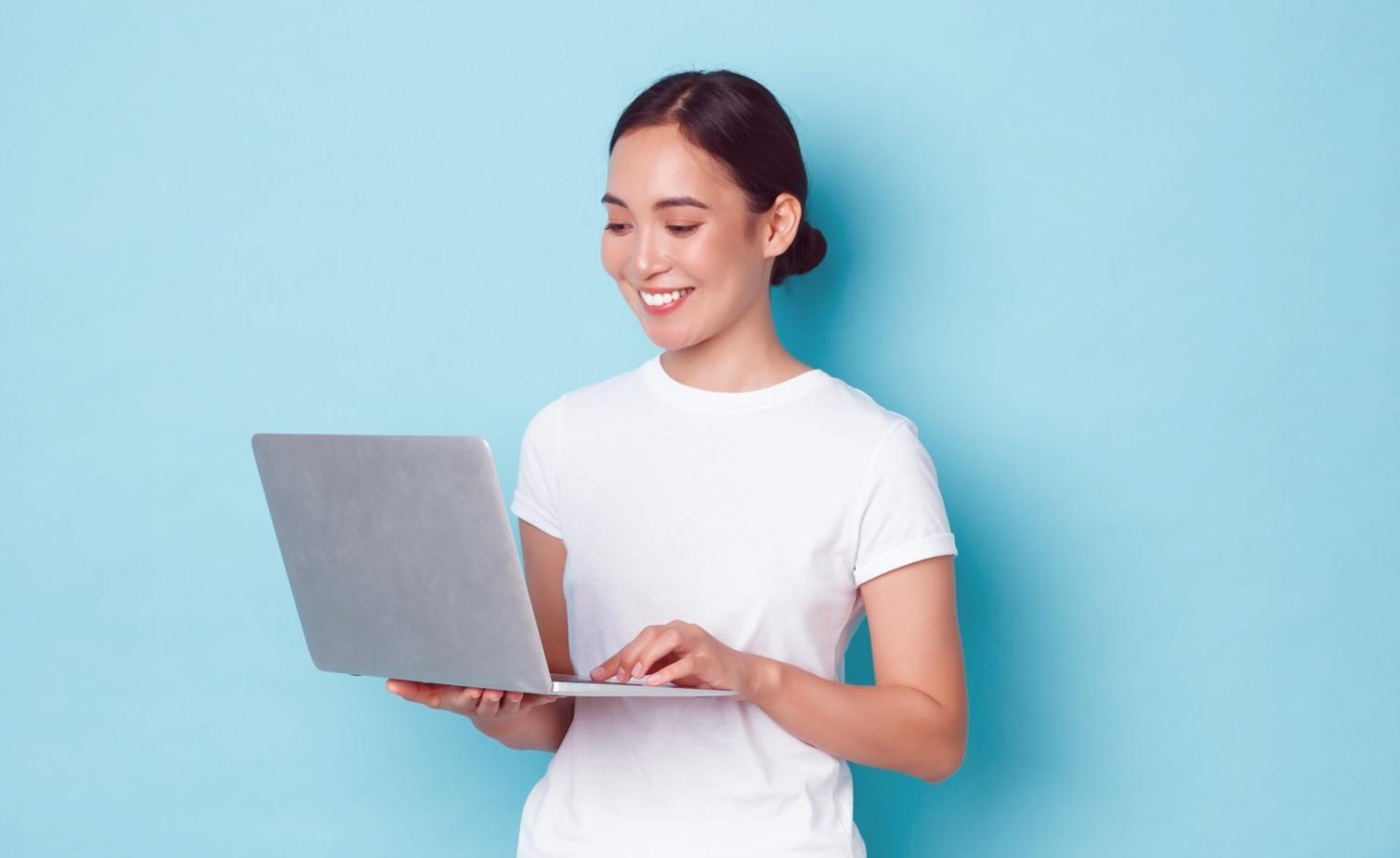 Studenten werken aan seizoensevent ontwikkeling op laptops