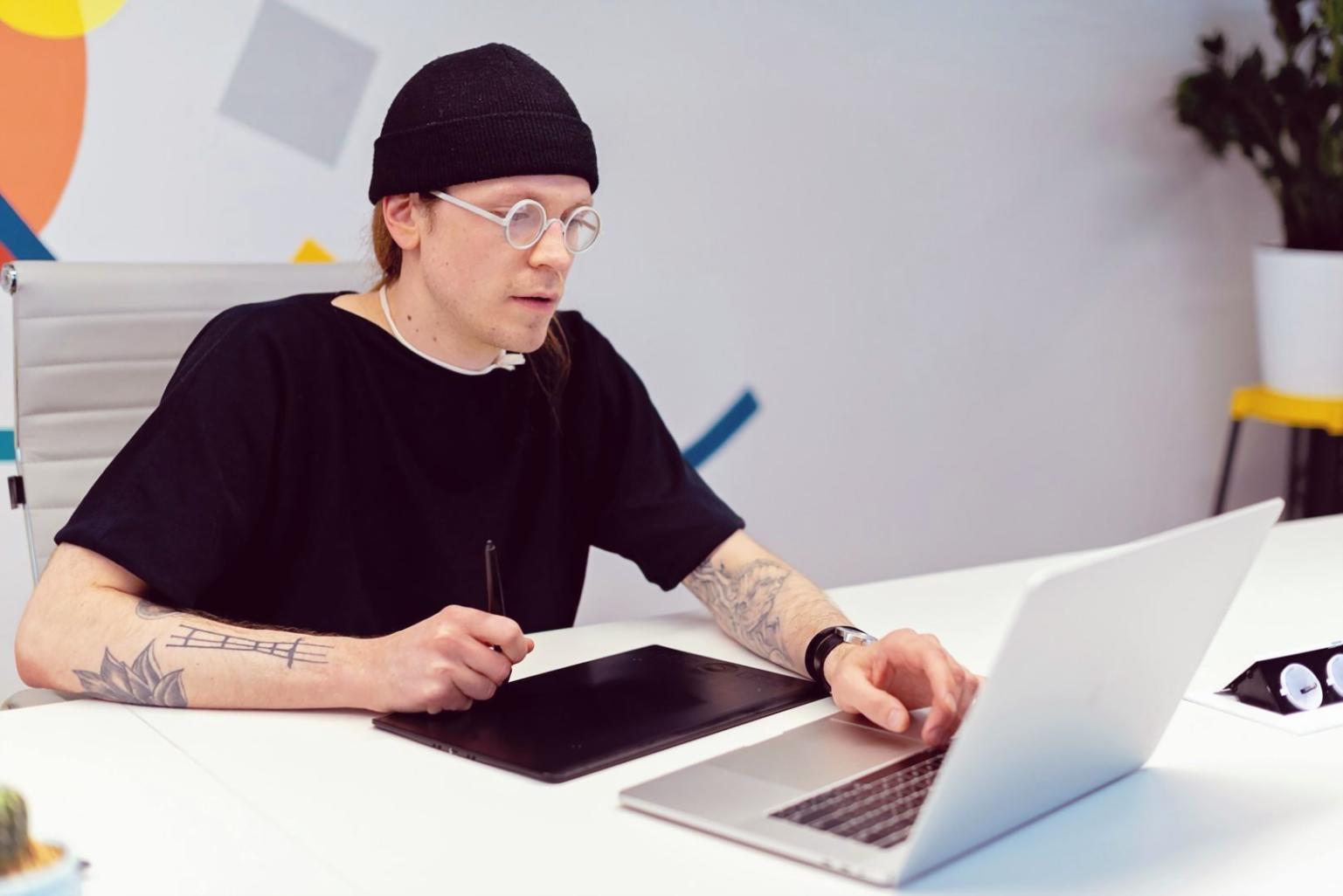 Dashboard interface met partnerstatistieken en materialen